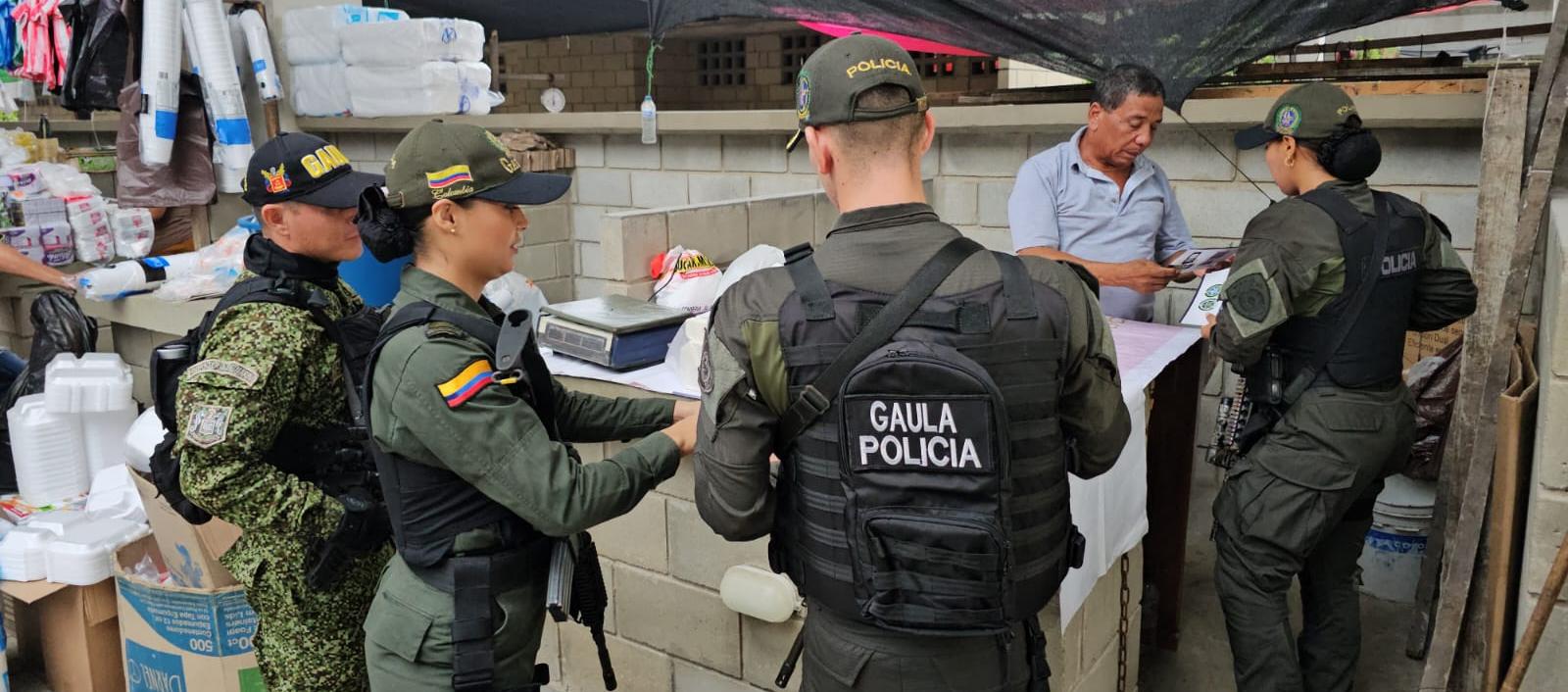 Miembros del Gaula en el Gran Bazar.