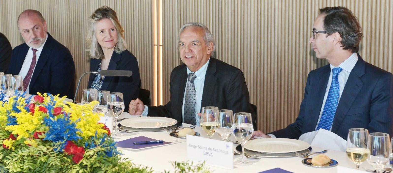 El Ministro de Hacienda, Ricardo Bonilla (centro).