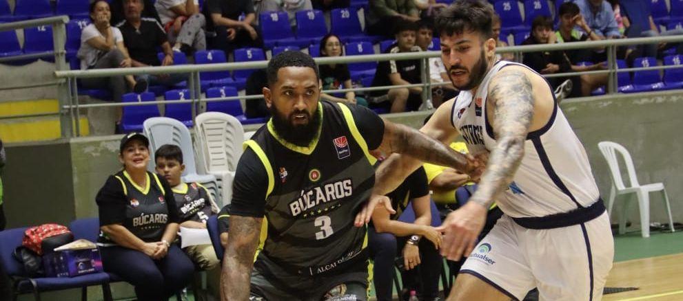 Jonatan Machado, de Titanes, intenta impedir el avance de Josimar Ayarza.