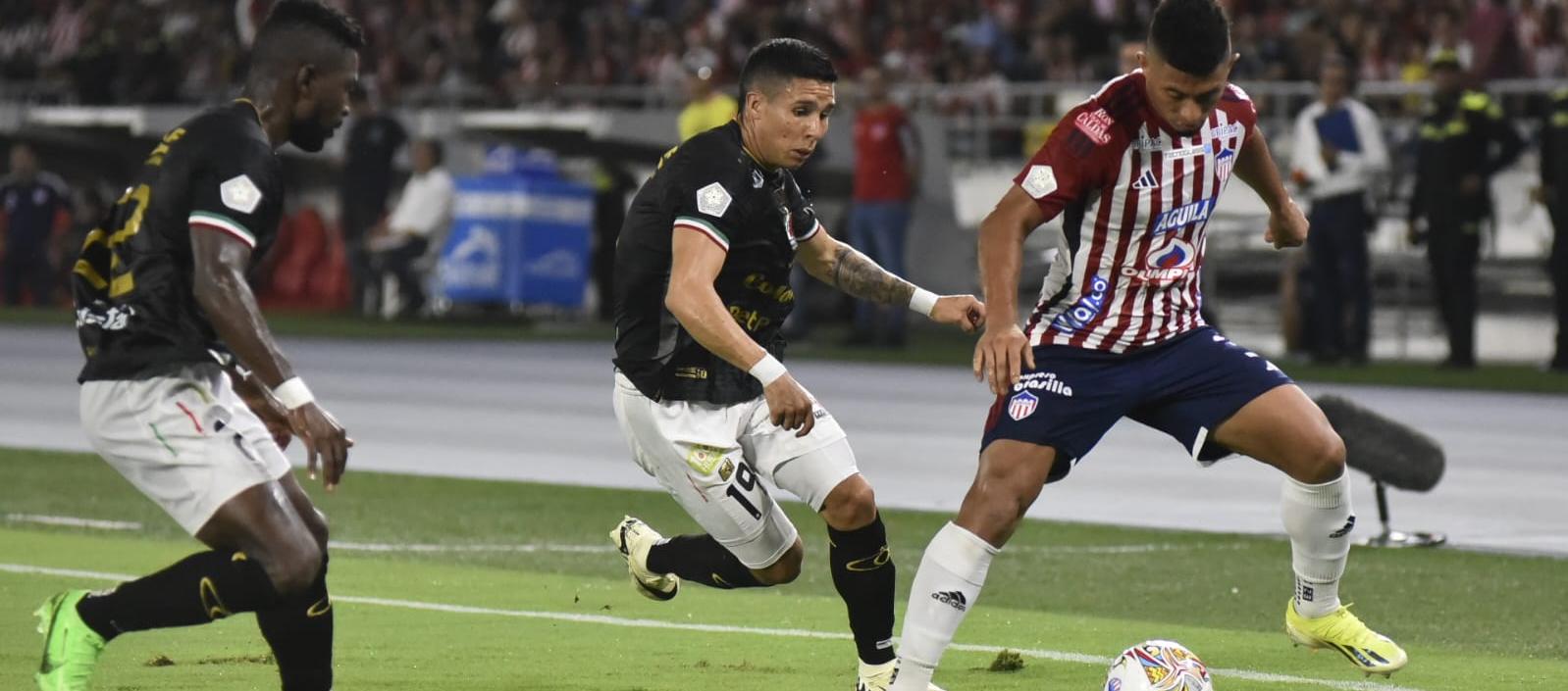 Jugada del partido de esta noche en el estadio Metropolitano. 