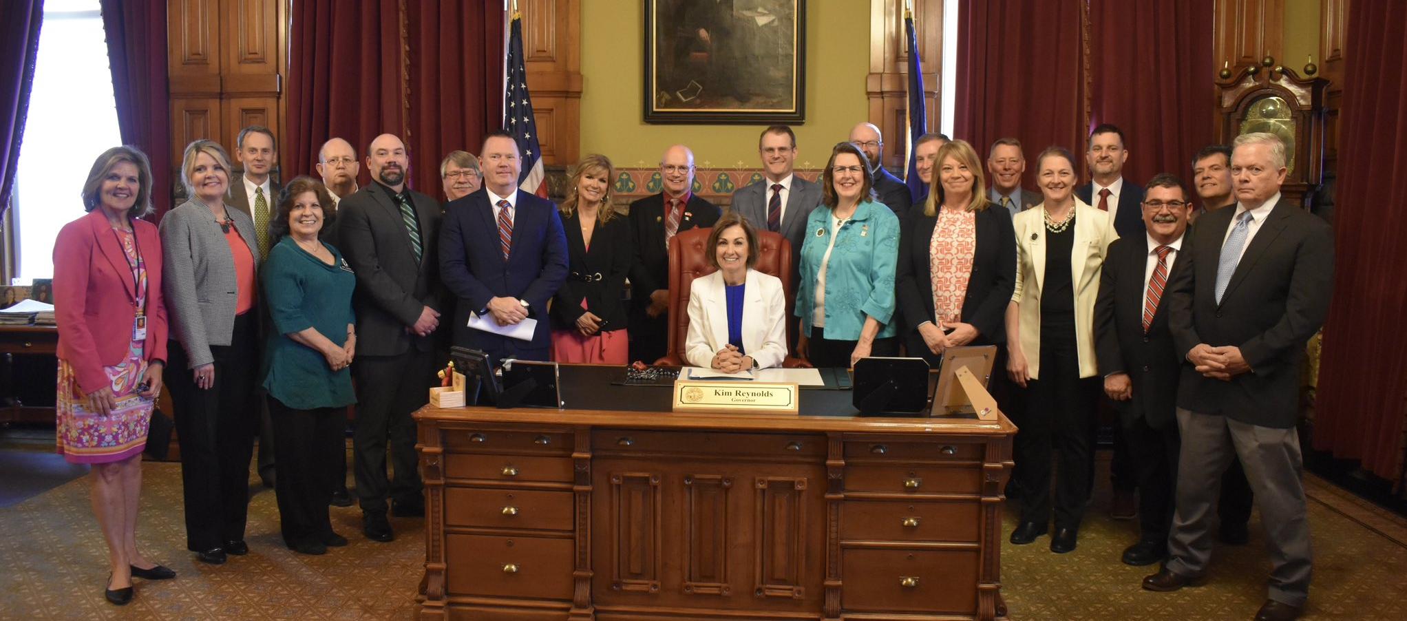 La gobernadora de Iowa,  la republicana Kim Reynolds, compartió esta imagen tras firmar la ley anti-inmigrante