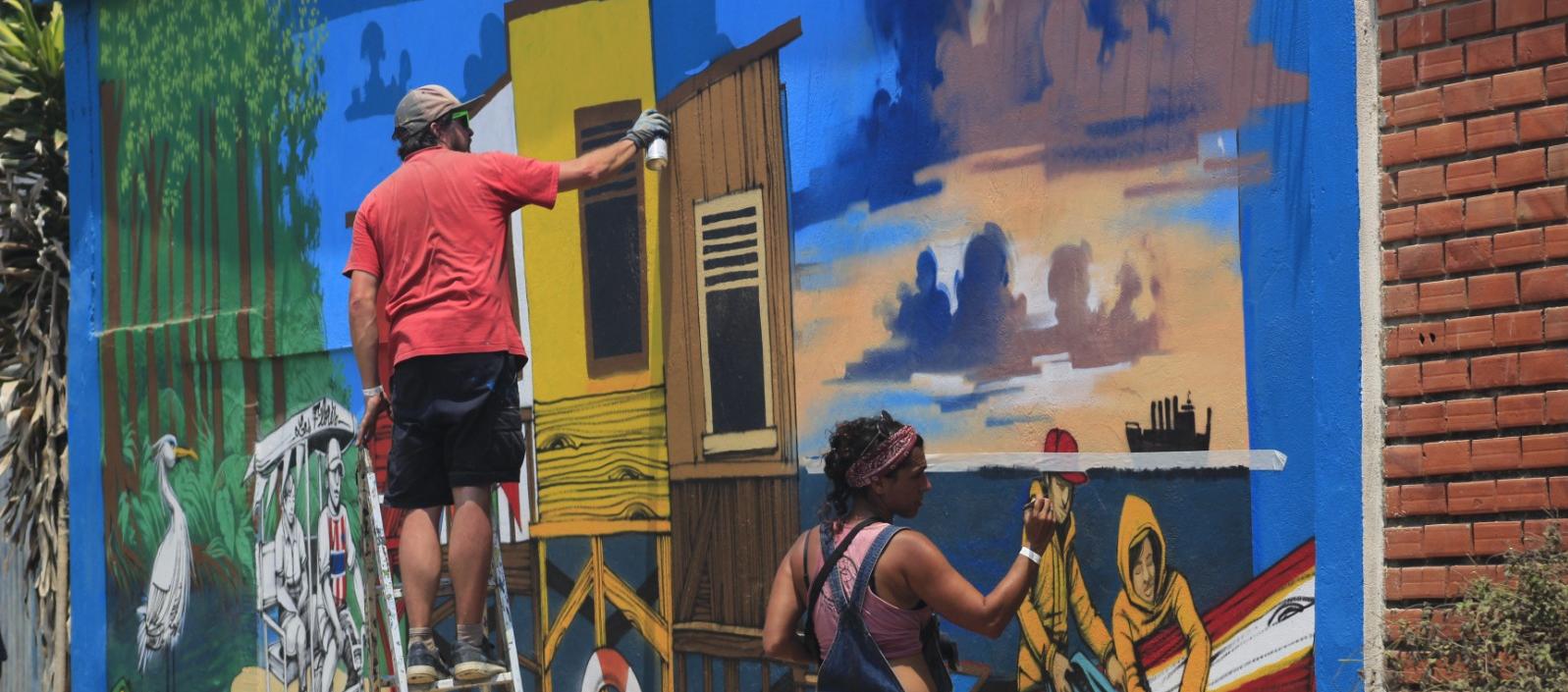 Los artistas franceses Korsé y Sahar Dadsetan. 