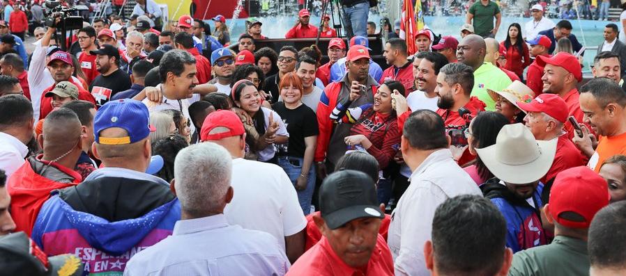 El Presidente Maduro en campaña en las calles de Caracas
