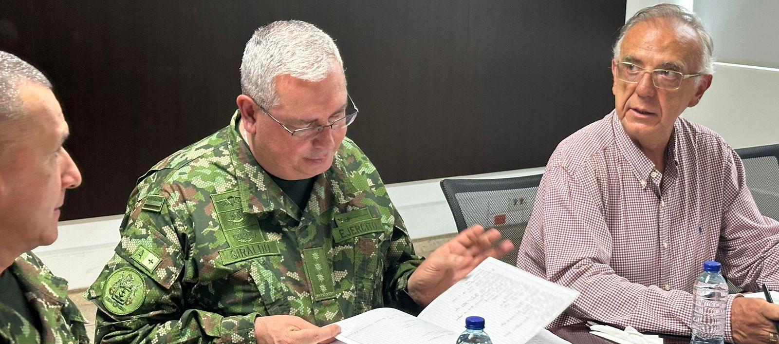 El Ministro de Defensa, Iván Velásquez (derecha).