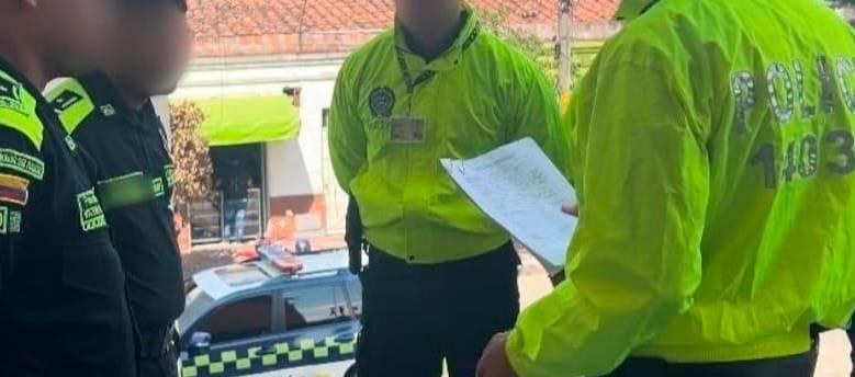 Momento en que los policías señalados eran capturados por la Sijin. 