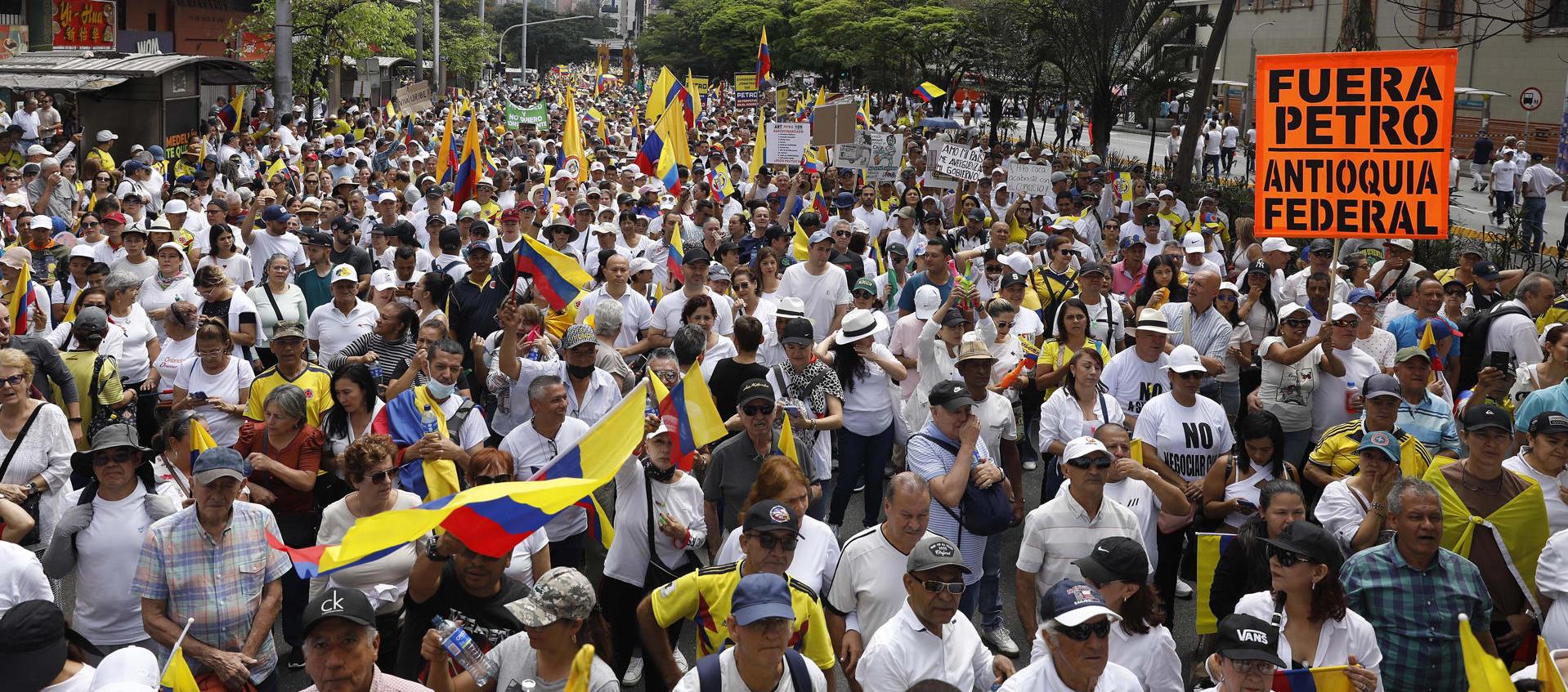 Opositores de Gustavo Petro participan en la jornada de protesta en las calles de Medellín 