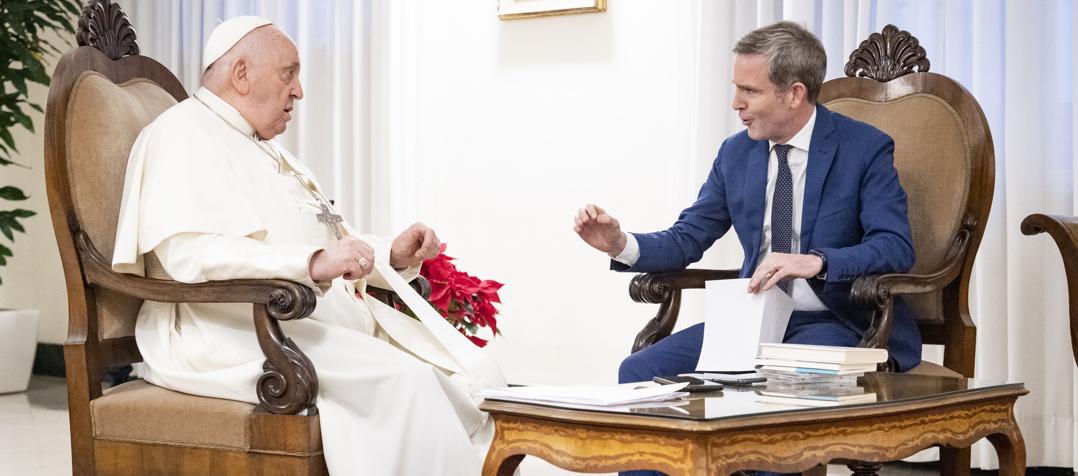 El Papa Francisco conversa con el periodista español Javier Martínez-Brocal.