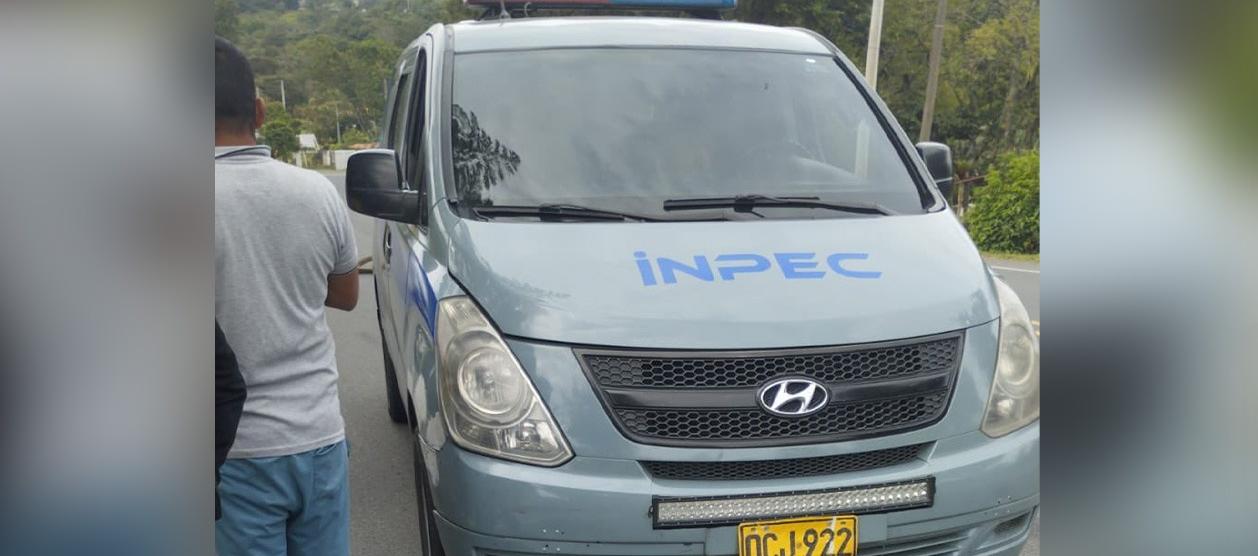Patrulla del Inpec que fue atacada a bala. 
