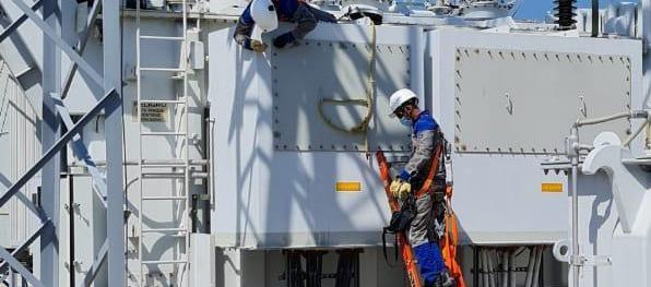 Personal de Air-e trabajando en subestación de energía.