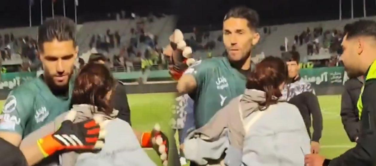 El portero en momento en que abraza a la mujer.