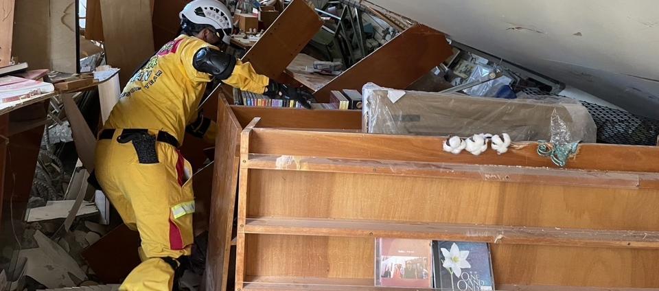 Los rescatistas trabajan para ayudar a los atrapados.