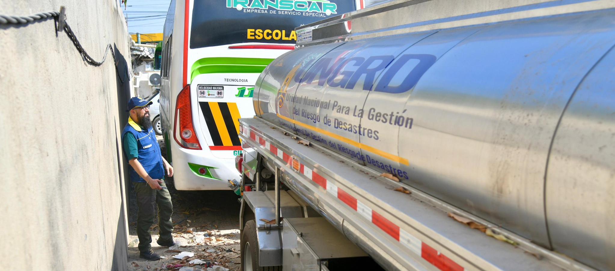 El director de la UNGRD, Carlos Carrillo, observando uno de los carrotanques.