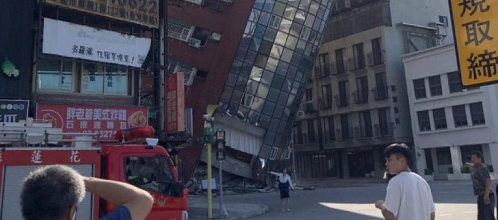 Edificio derrumbado tras el fuerte sismo en Taiwán. 