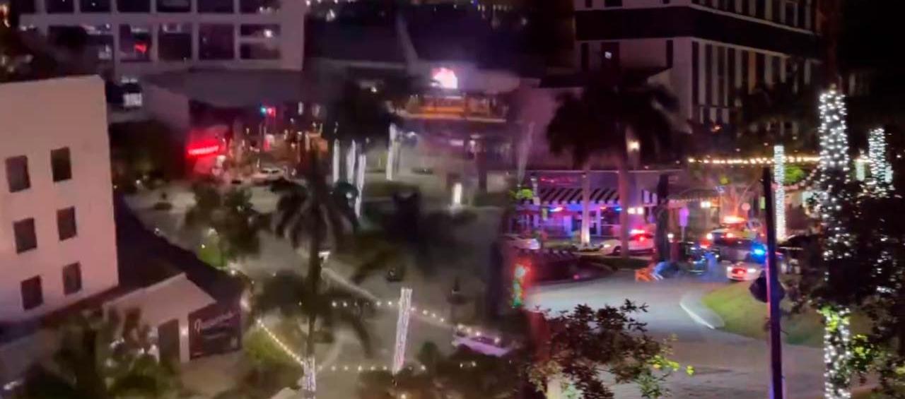 Tiroteo en centro comercial de Miami.
