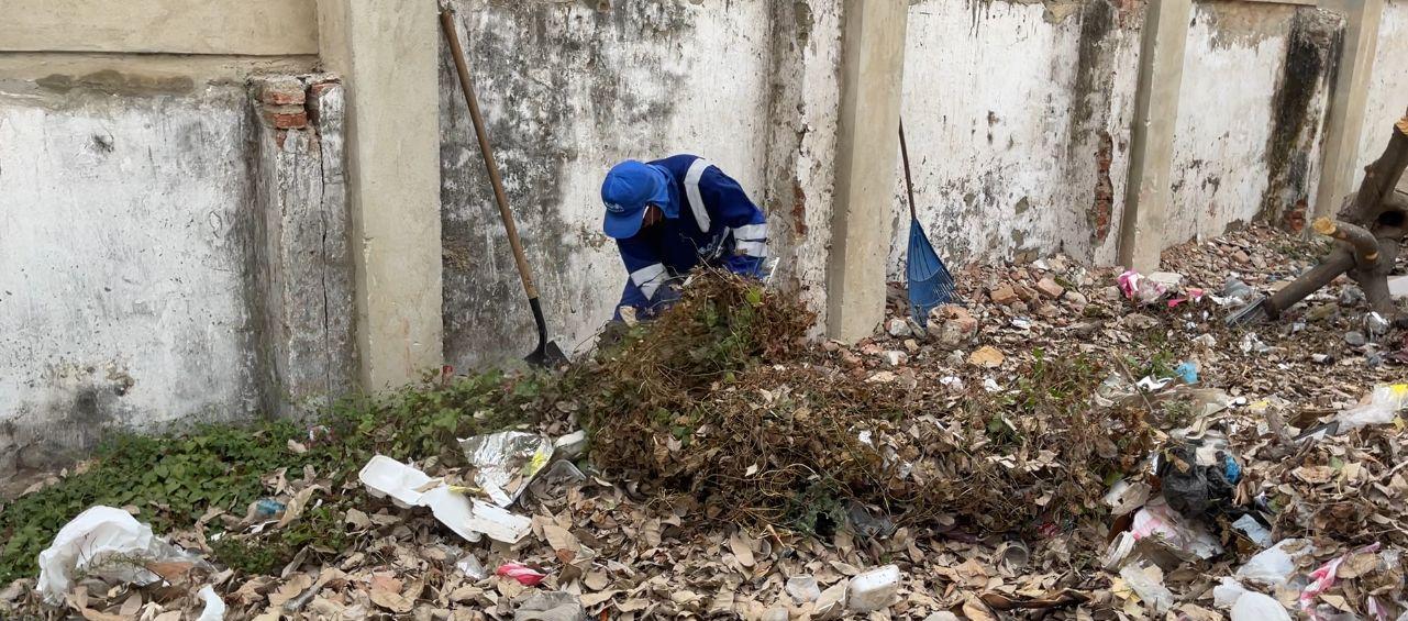 Trabajador de la empresa Triple A, recogiendo residuos.