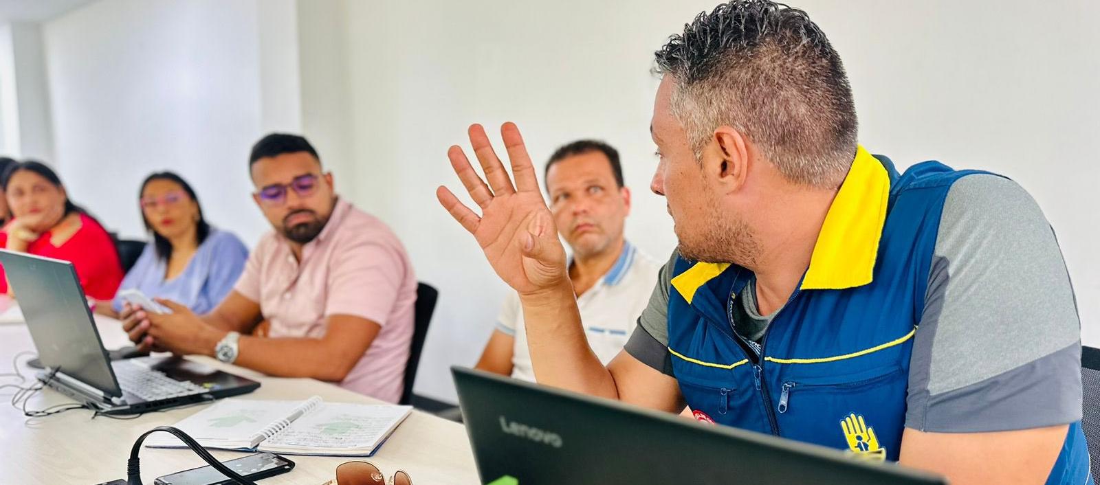 El subdirector para el Manejo de Desastres de la UNGRD, Luis Carlos Barreto, en la reunión en la Gobernación de La Guajira