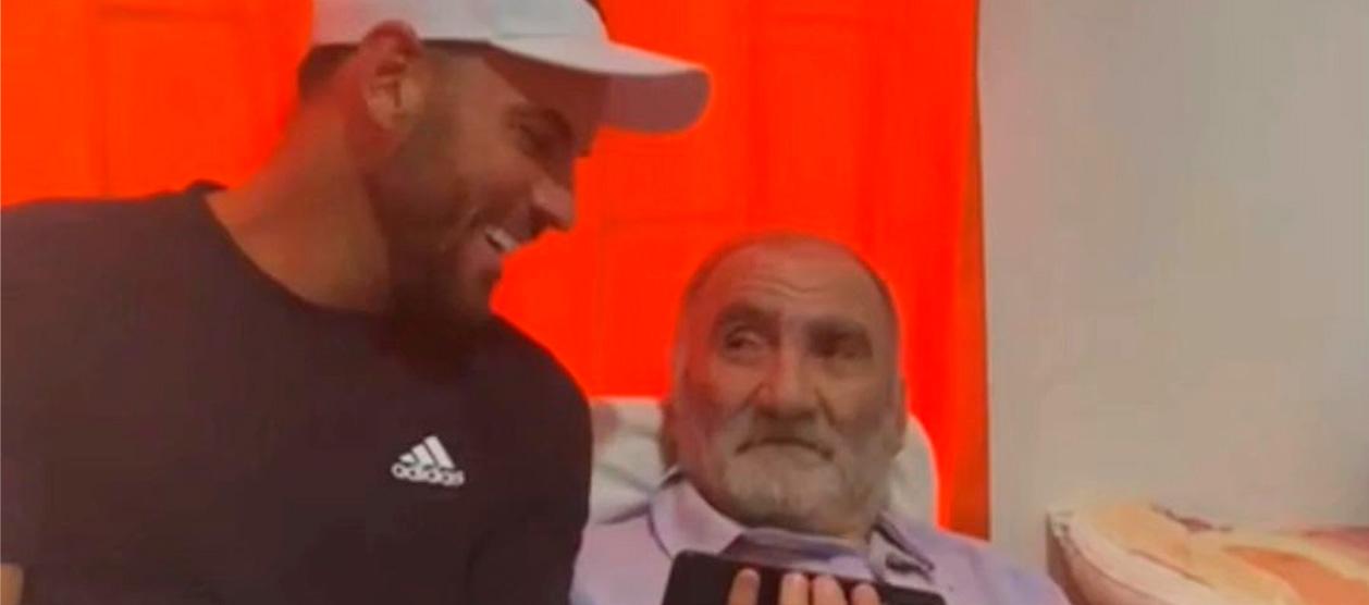 Sebastián Viera durante su visita al 'Zurdo' Lopez. 