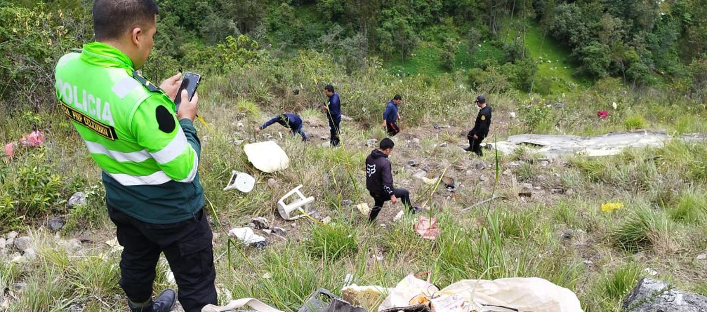 Varios policías y socorristas en el sitio del accidente