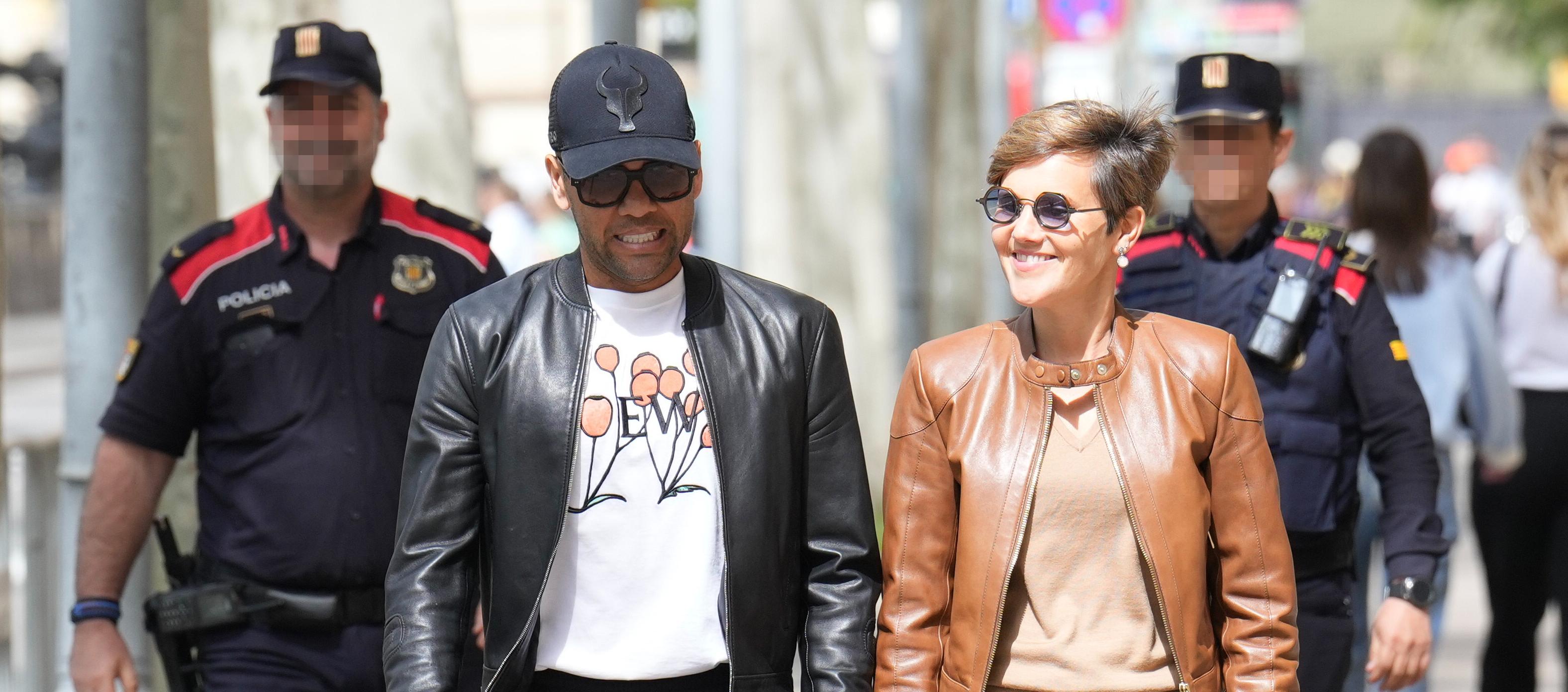  Dani Alves acudió a la Audiencia de Barcelona el viernes en compañía de su abogada Inés Guardiola. 