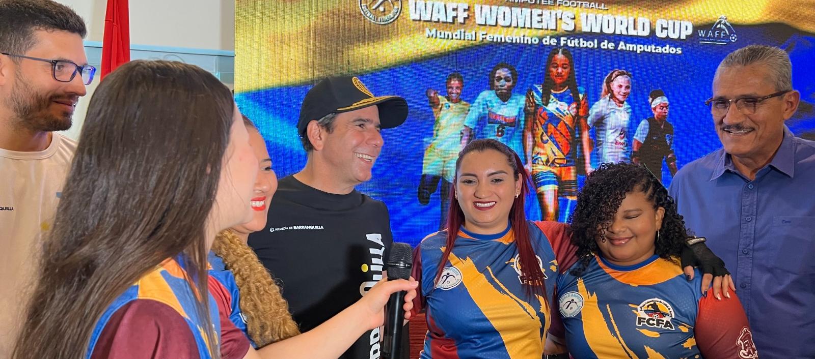 El alcalde Alex Char con las integrantes de la Selección Colombia Femenina de Fútbol para Amputados.  