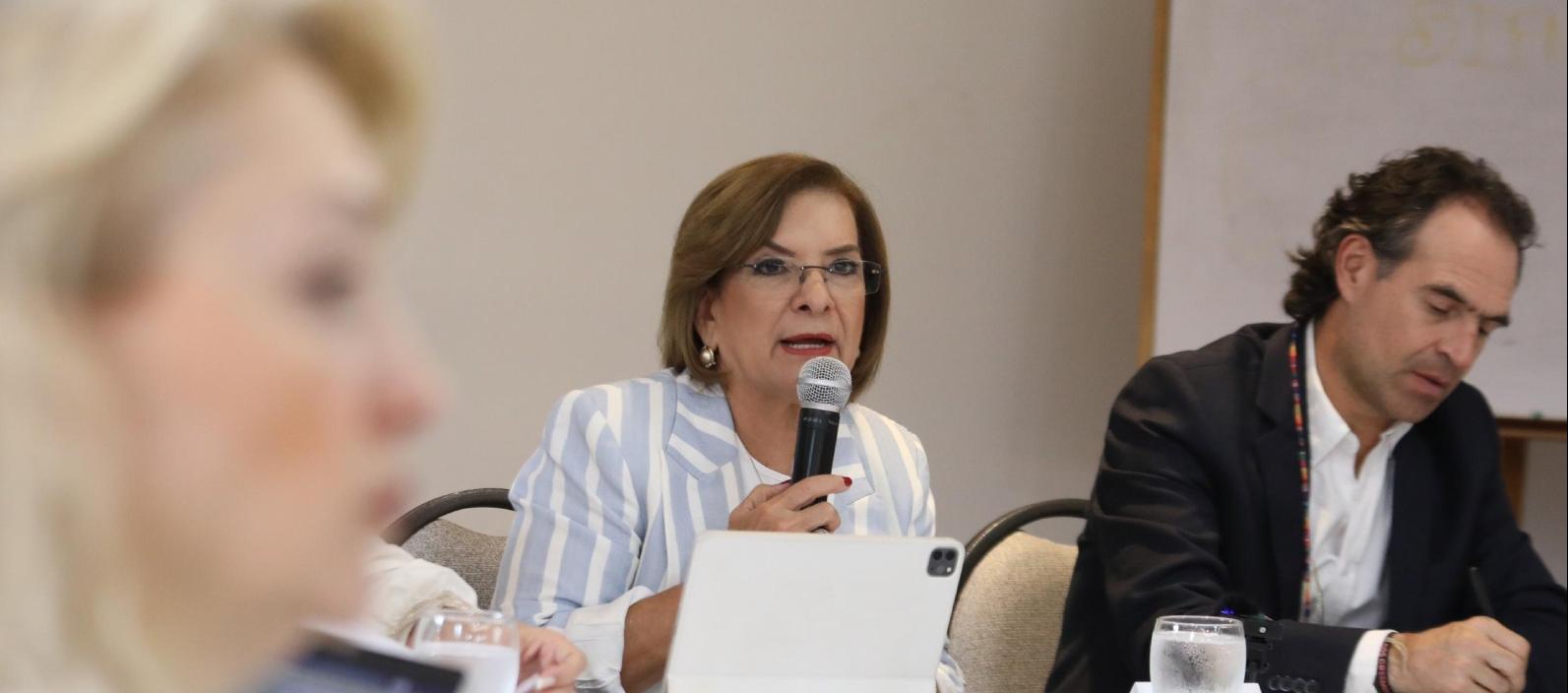 La Procuradora General de la Nación, Margarita Cabello y el Alcalde de Medellín, Federico Gutiérrez.