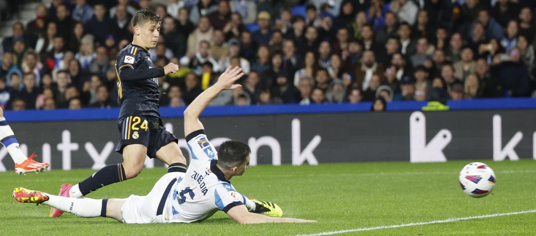 El turco Arda Güler marca el gol que le dio la victoria al Real Madrid. 