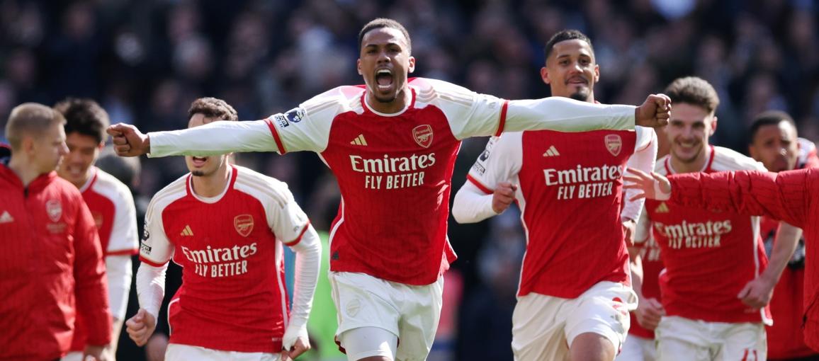 Jugadores del Arsenal celebran tras lograr la victoria sobre el Tottenham. 
