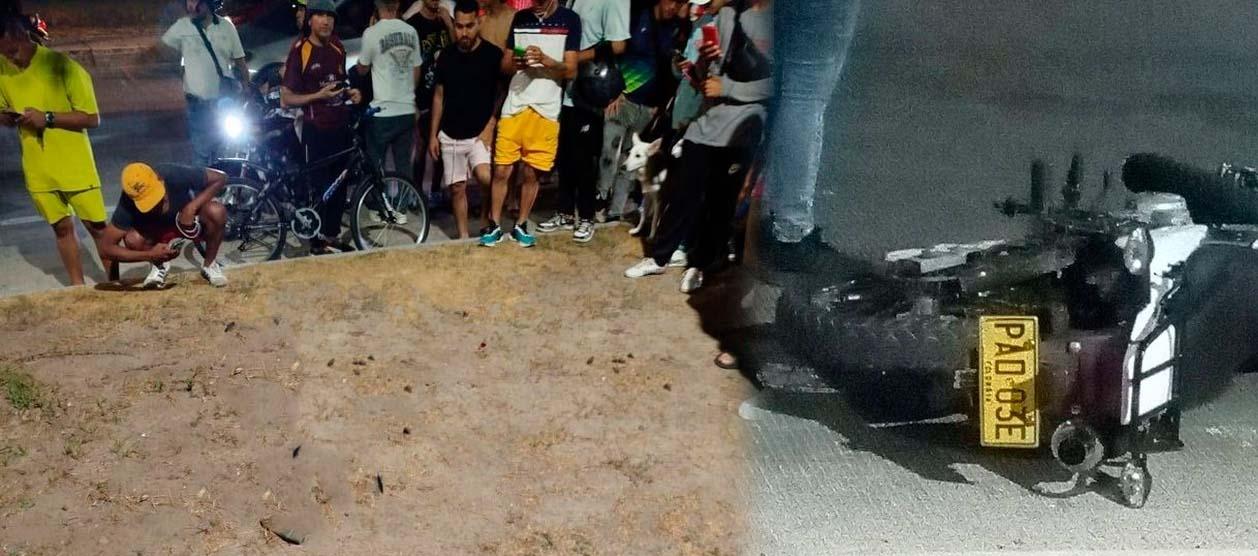 Curiosos en el sector donde cayó la persona acribillada y la moto en la que se desplazaba