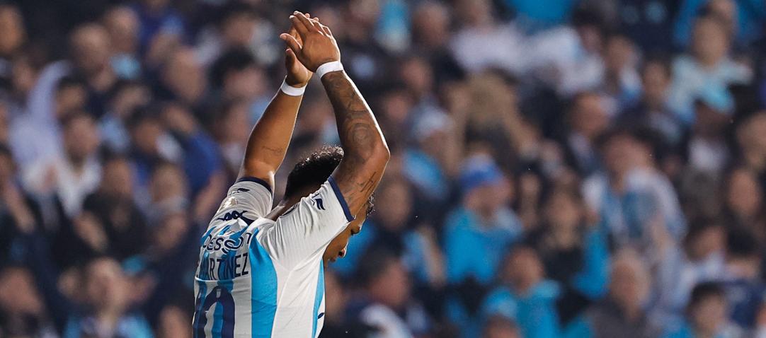 Roger Martínez celebra tras marcar el tercer gol de Racing. 
