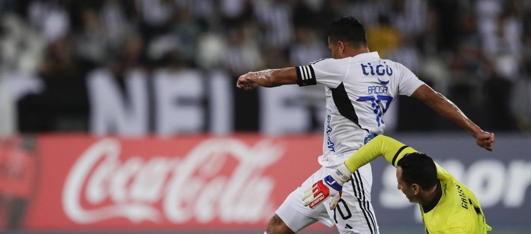 Carlos Bacca elude al portero Roberto Fernández para anotar el tercer gol del Junior. 