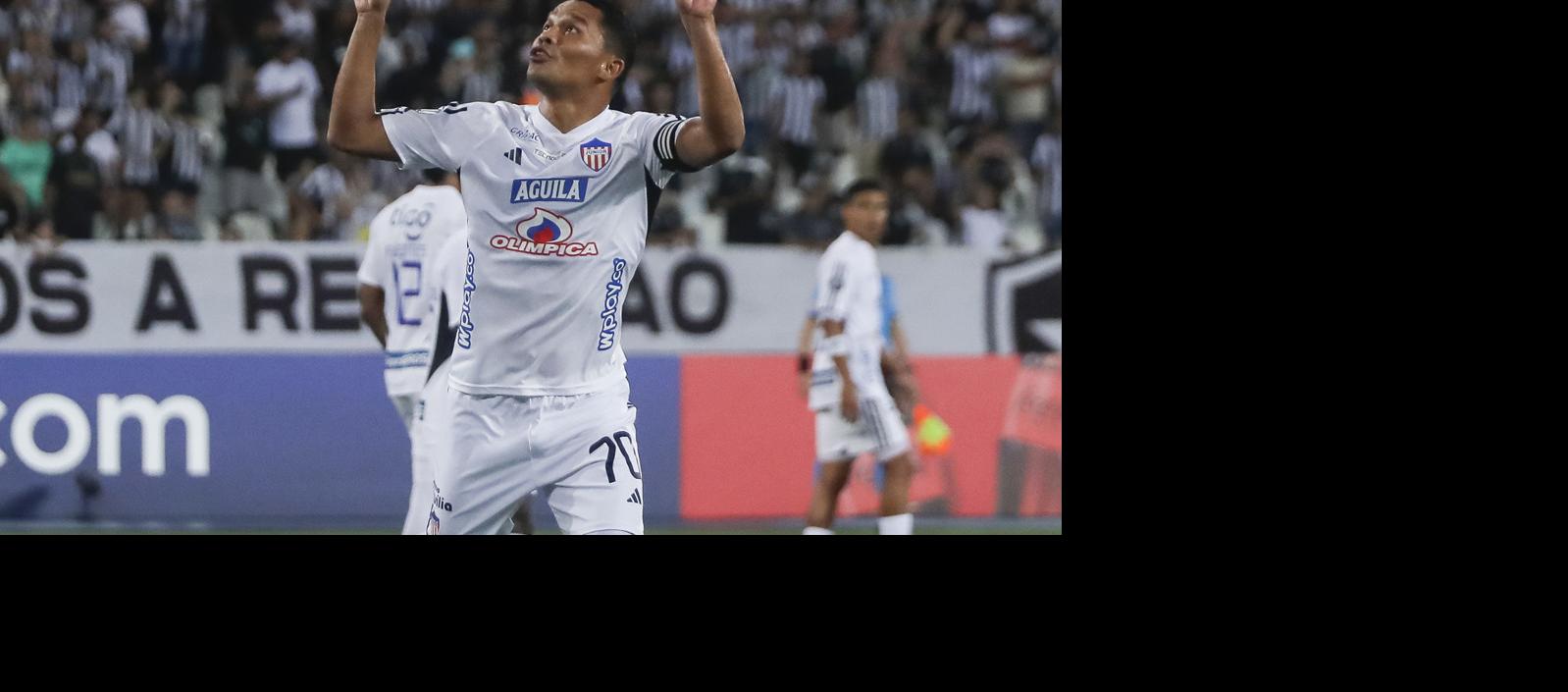 Carlos Bacca festeja su primer gol contra Botafogo, tras el cobro de una pena máxima. 