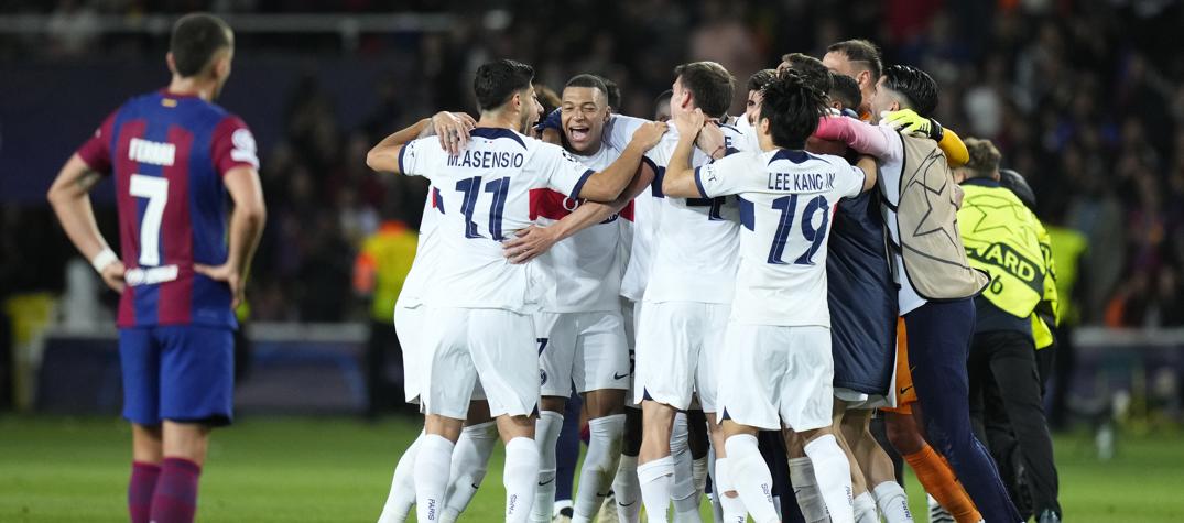 Kylian Mbappé celebra con sus compañeros tras eliminar al Barcelona. 