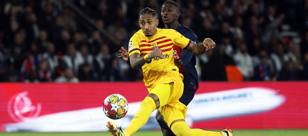 El brasileño Raphinha marcó un doblete para el Barcelona. 