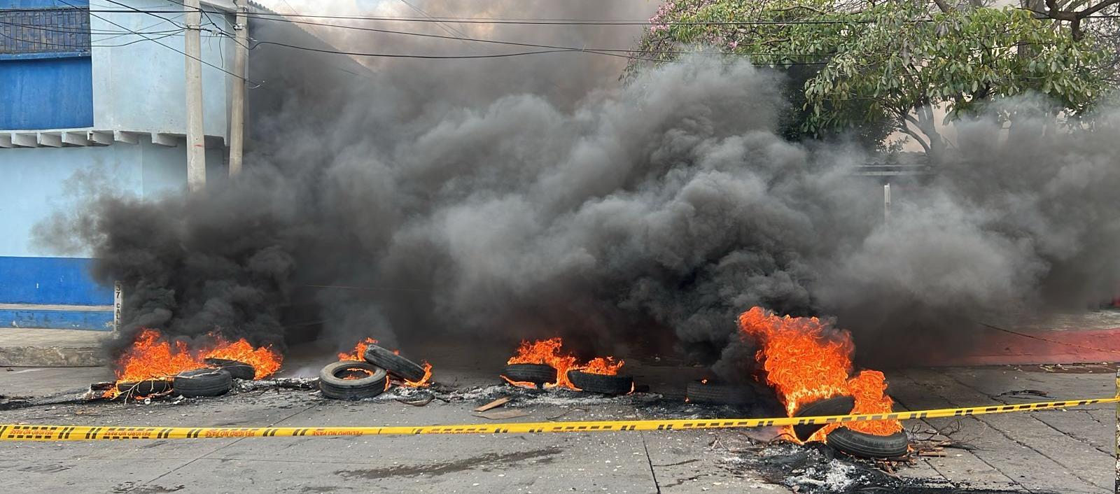 La quema de llantas en la carrera 27 con calle 37