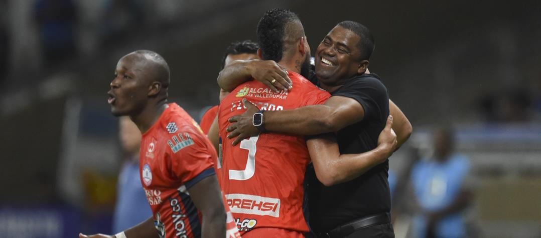 Huibert Bodhert, técnico de Alianza, celebra con Jesús Figueroa, autor del gol del empate de su equipo.