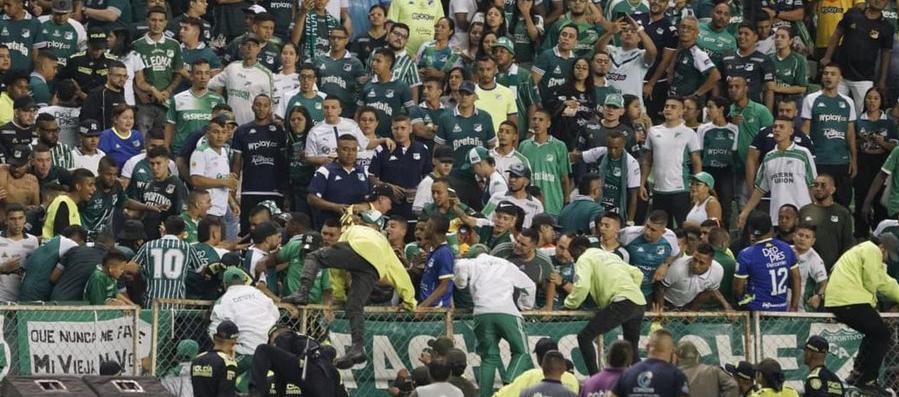 Los desmanes de los hinchas del Cali en las tribunas del estadio de Palmaseca.