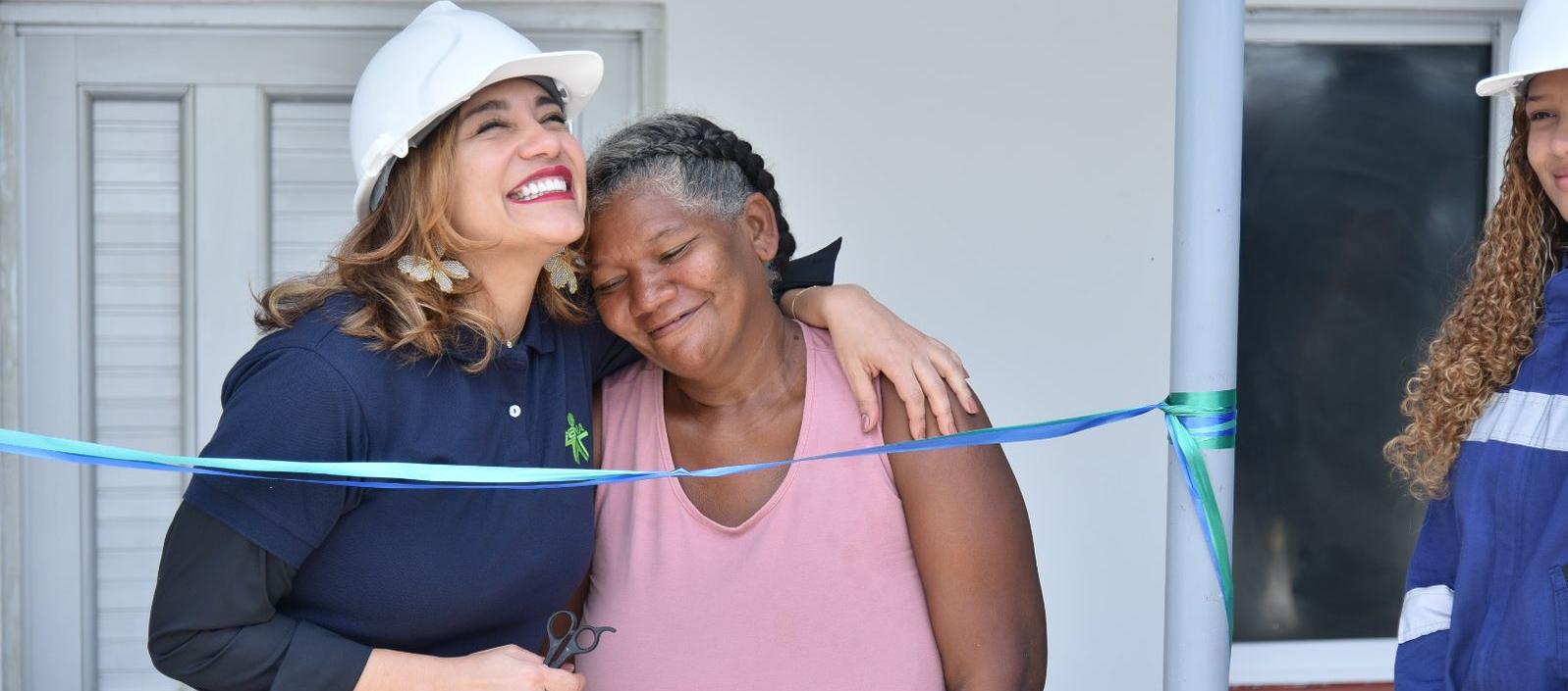 Ana María Cortés recibiendo su vivienda en el barrio El Bosque.