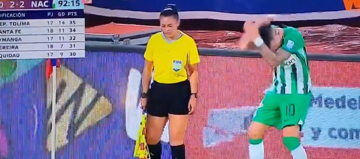 El momento en que Cepellini es impactado en la cabeza