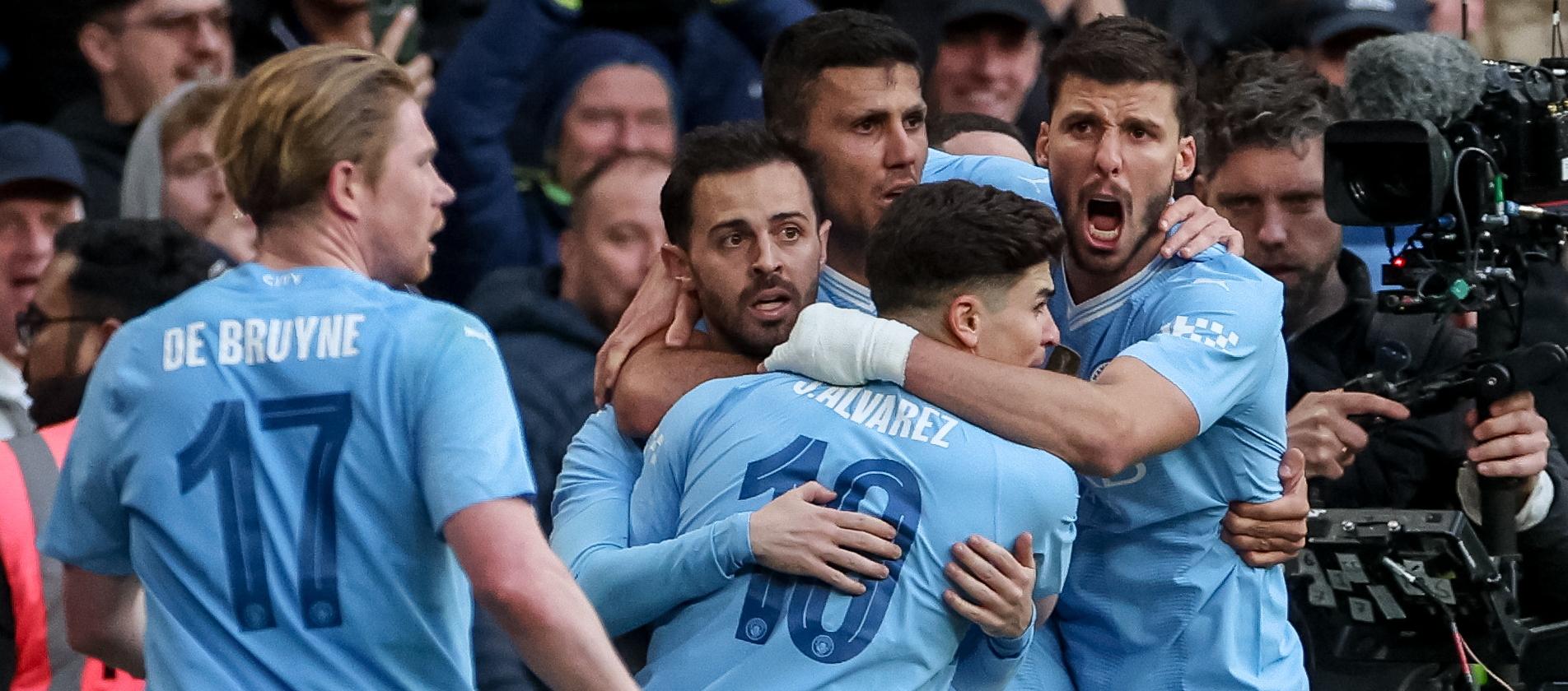 Bernardo Silva es felicitado por sus compañeros tras marcar el gol que le dio la victoria al Manchester City.