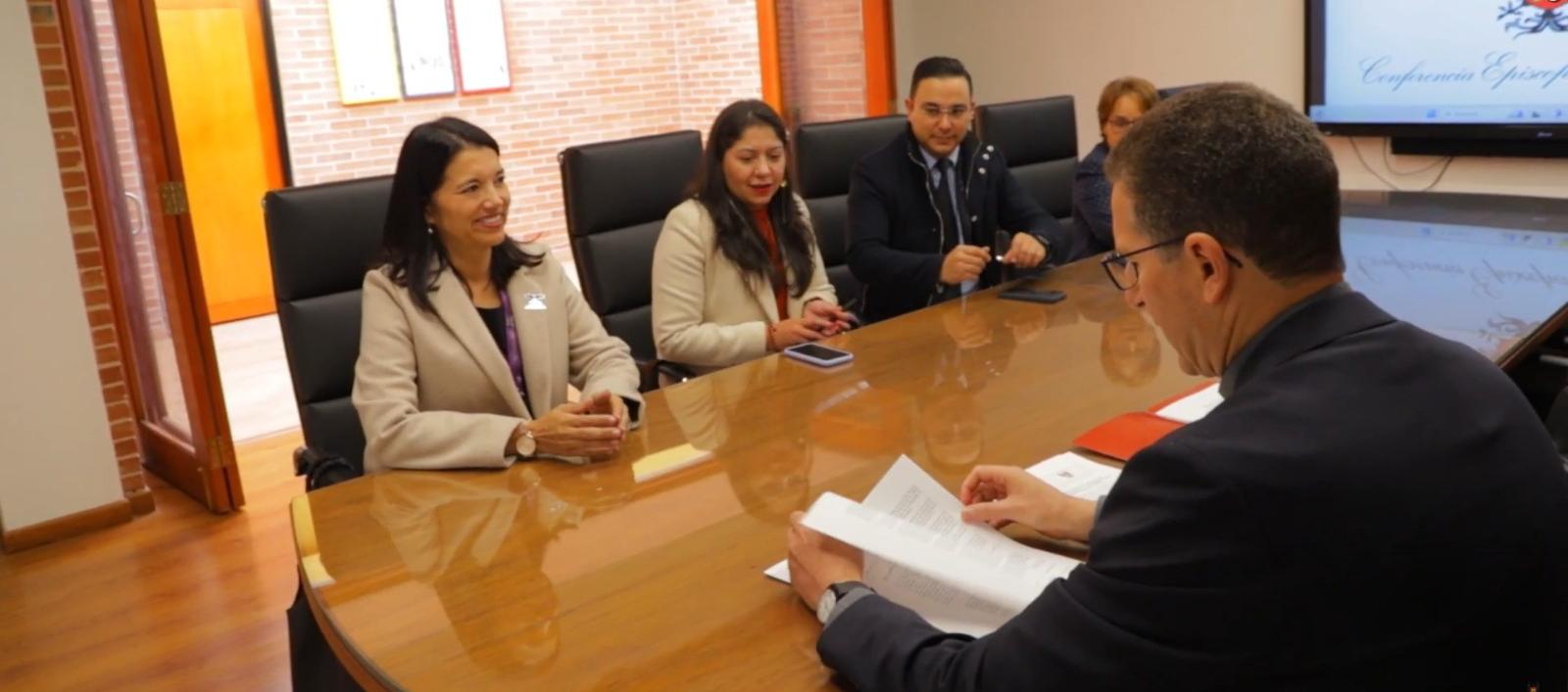 La directora de la Unidad, Luz Janeth Forero, y monseñor Juan Carlos Barreto, presidente de la Comisión Episcopal, firmaron el convenio