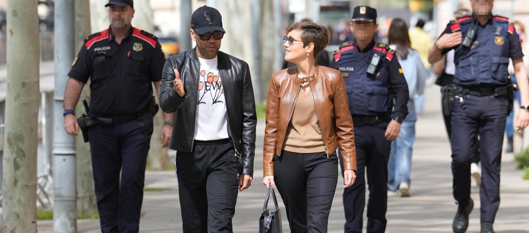 Dani Alves con su abogada Inés Guardiola. 