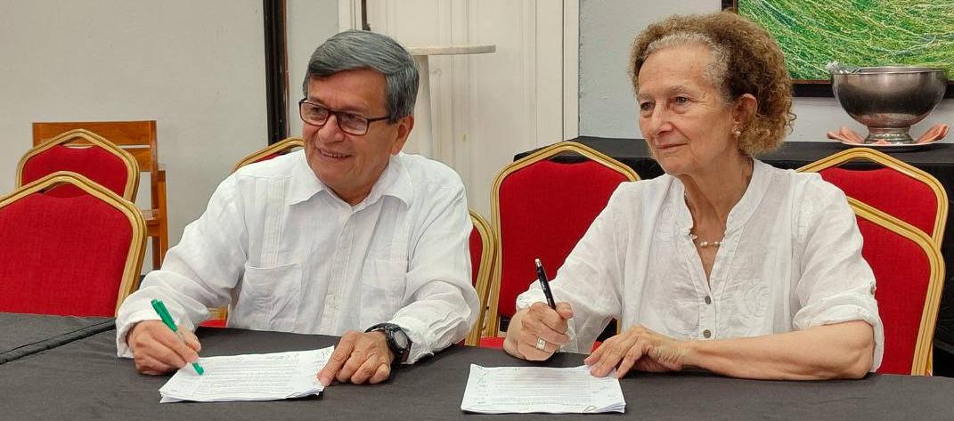 Vera Grabe, Jefa de la Delegación del Gobierno, y Pablo Beltrán, Jefe de la Delegación del ELN.