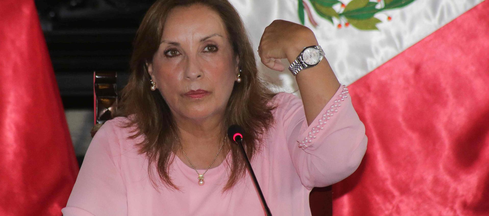 La presidenta Dina Boluarte enseñó los Rolex que según dijo, le prestó el gobernador de Ayacucho, Wilfredo Oscorima