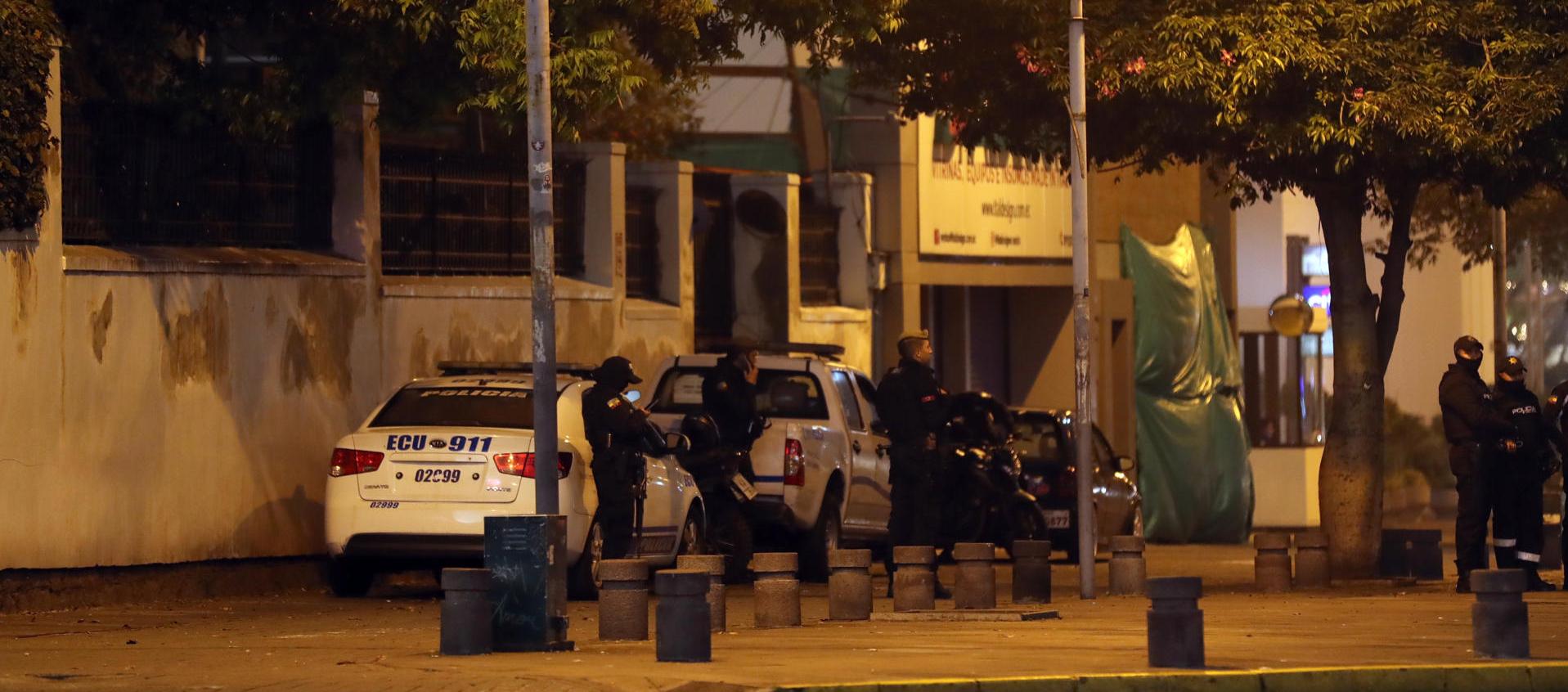 Agentes policiales y militares hacen presencia a las afueras de la Embajada de México el jueves en Quito