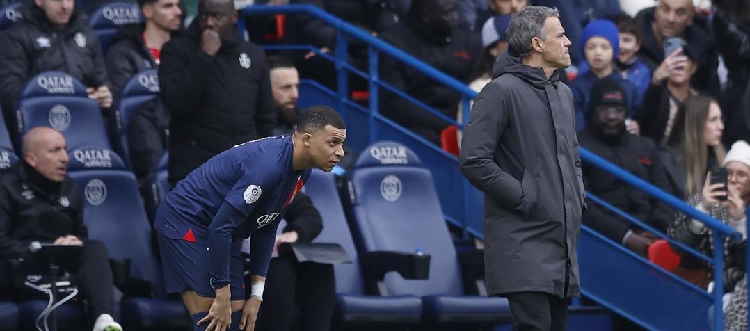 Kylian Mbappé y su entrenador Luis Enrique.