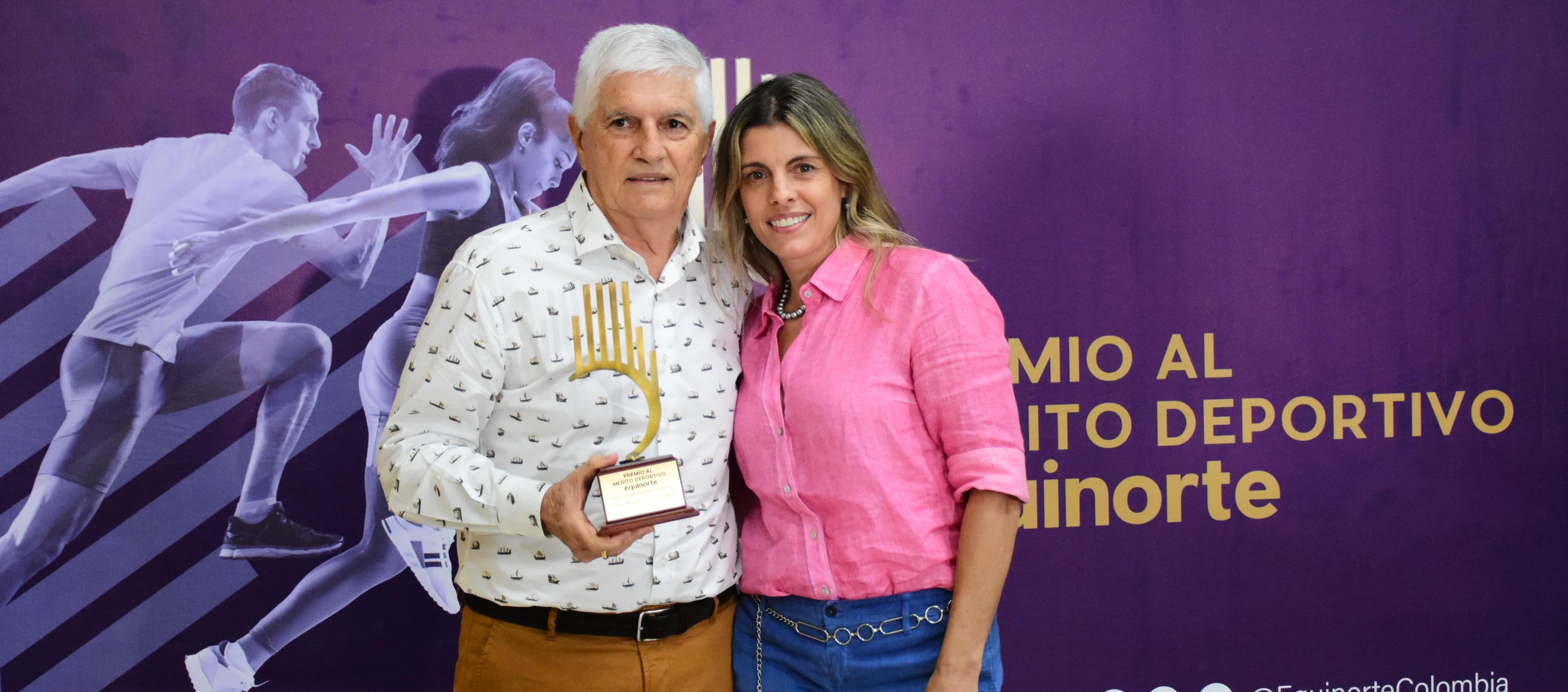 Julio Comesaña junto a su hija Vanina, tras recibir la distinción. 