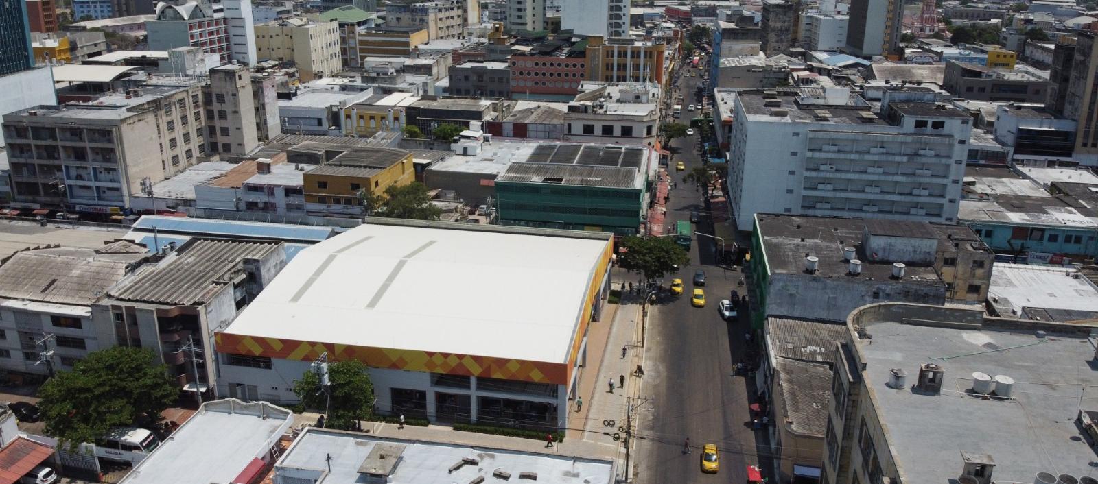 Vista aérea de la Esquina del Marquetero, carrera 43 con calles 38 y 39 construido por la Alcaldía. Andenes y aceras de los alrededores quedaron despejados
