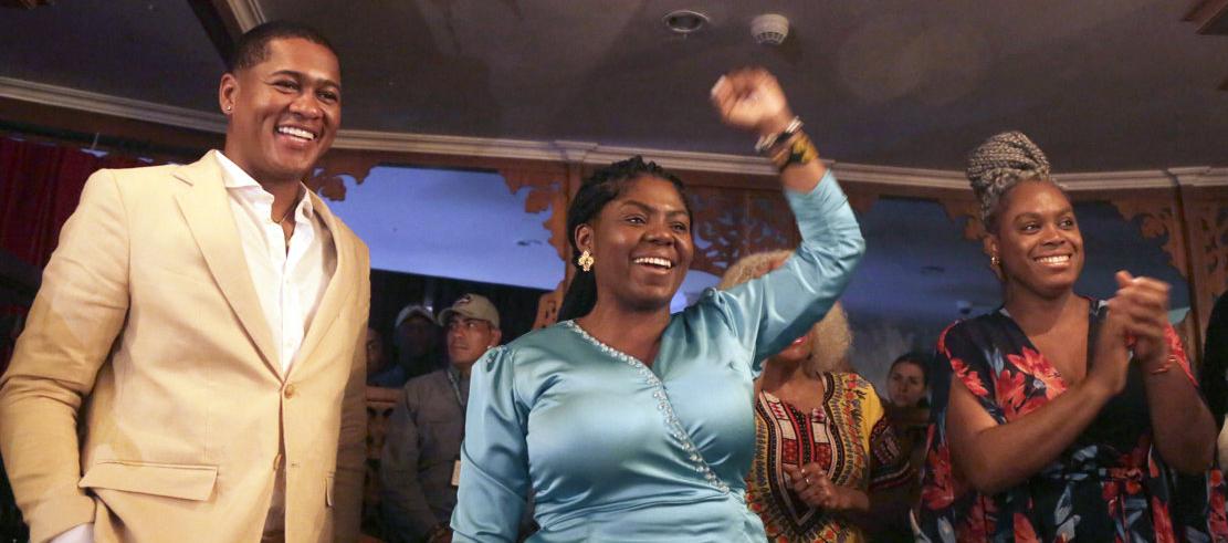 Francia Márquez en compañía de su esposo Yerney Pinillo y de Aurora Vergara, ministra de Educación.