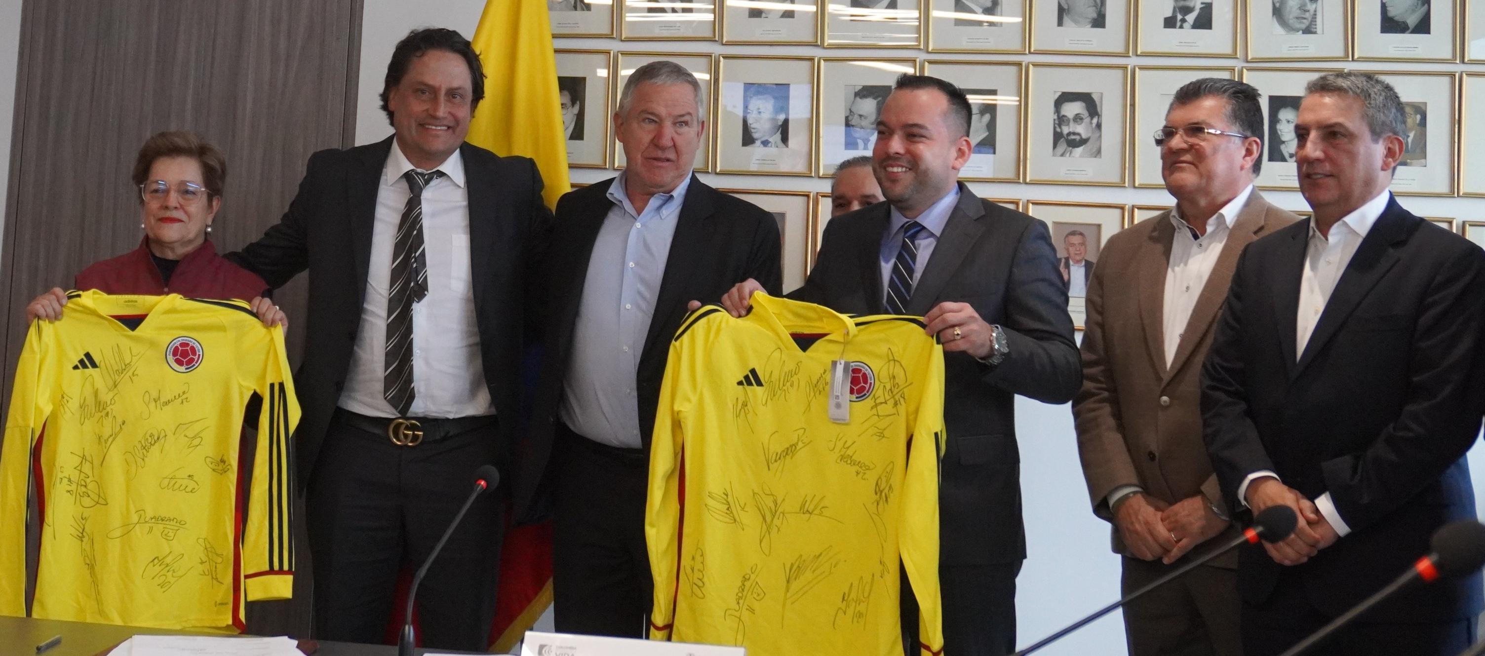 Directivos de la Acolfupro con la ministra del Trabajo, Gloria Inés Ramírez y Edwin Palma, viceministro del Relaciones Laborales e Inspección.o 