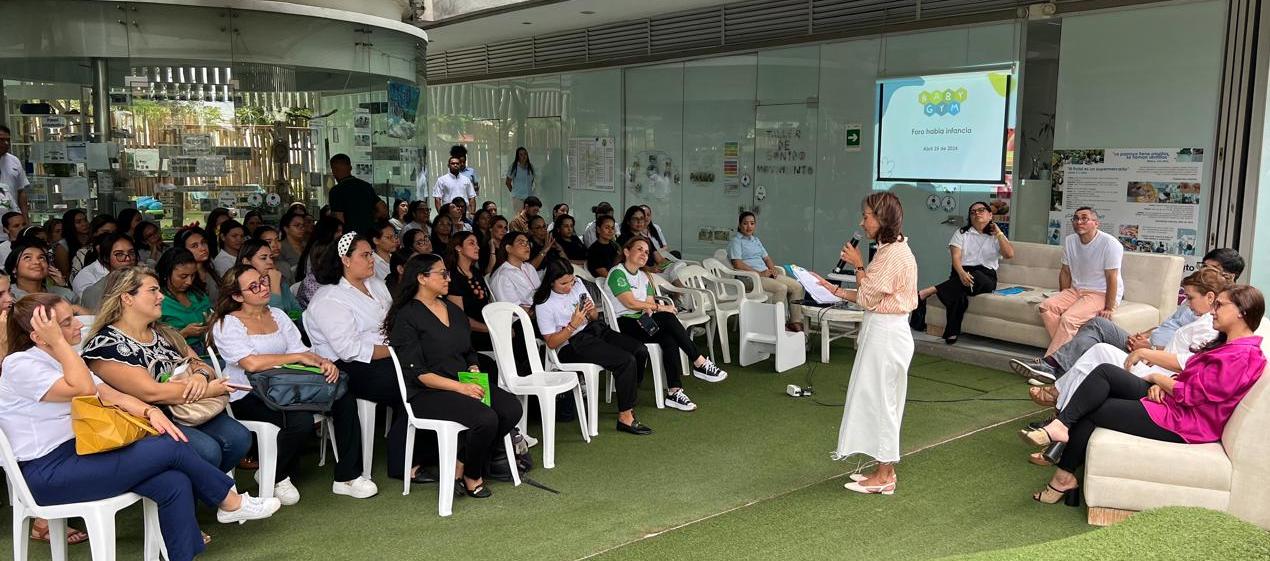 La directora de  BabyGym Silvia Pinedo interviene durante el foro Foro Habla Infancia 2024.